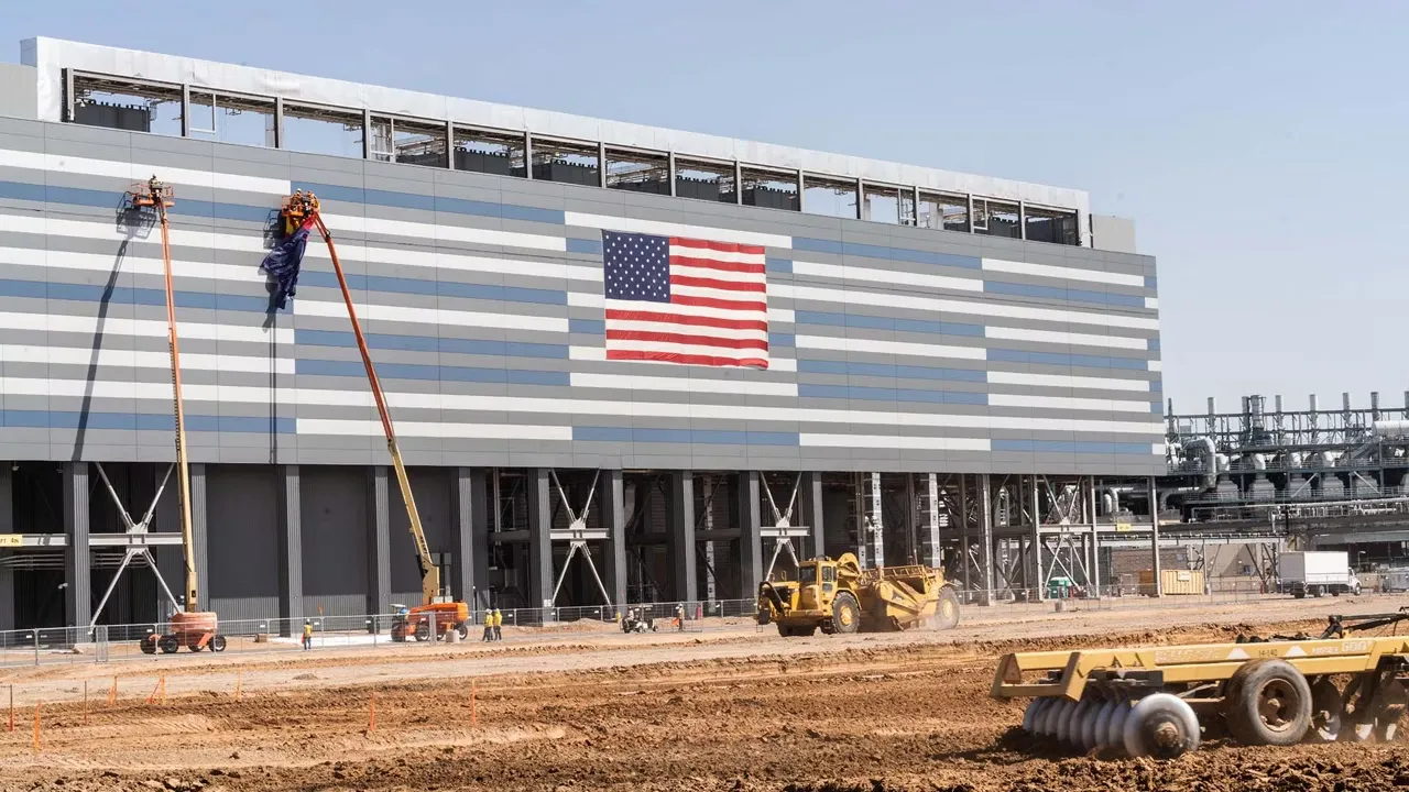 Intel's chip factory in Arizona under construction